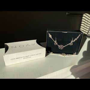 Avon love sweetly flower 3 piece silver gift set